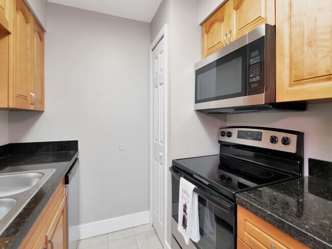 Building Photo - Ground Floor 2 Bedroom 2 Bath - Gated Comm...