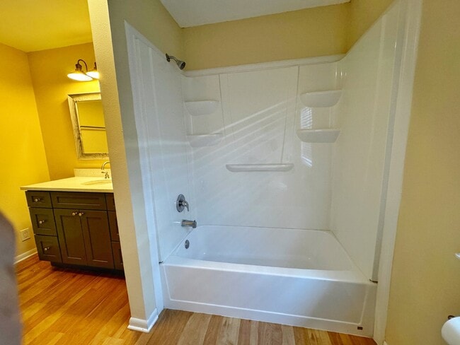 Building Photo - Newly remodeled Licolnville cottage in his...