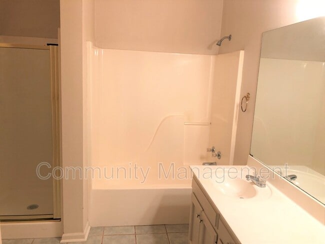 Building Photo - 221 Briarhaven Dr