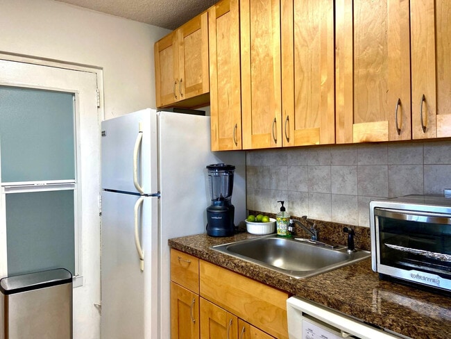 Building Photo - 2555 NE 11th St