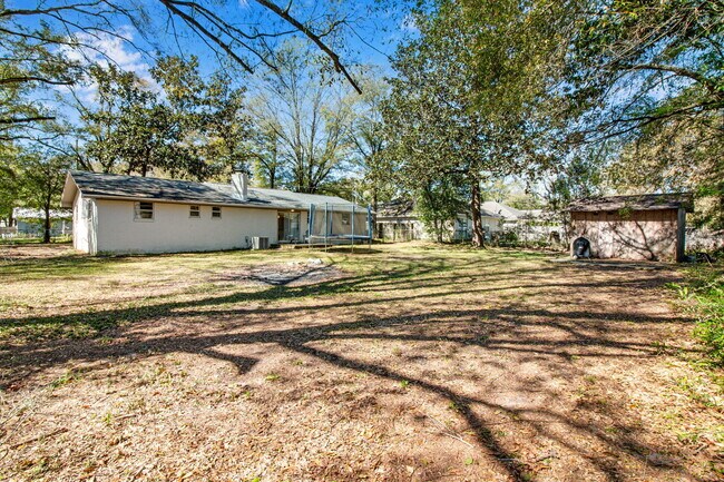 Building Photo - 876 E Walnut Ave