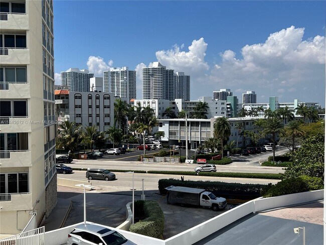 Building Photo - 3140 S Ocean Dr