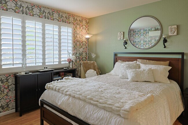 Building Photo - Beautiful 2 Bed, 2 Bath Condo in 62+ Community – Furnished or Unfurnished