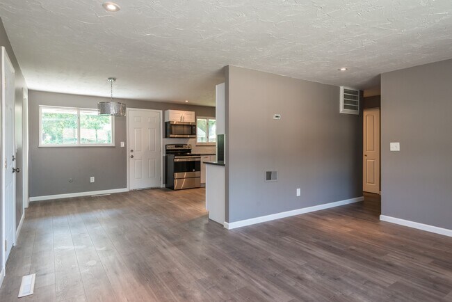 Building Photo - 6450 Chippingdon Dr