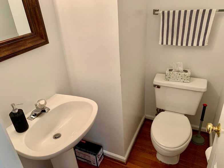 Building Photo - 1902 N Daniel St