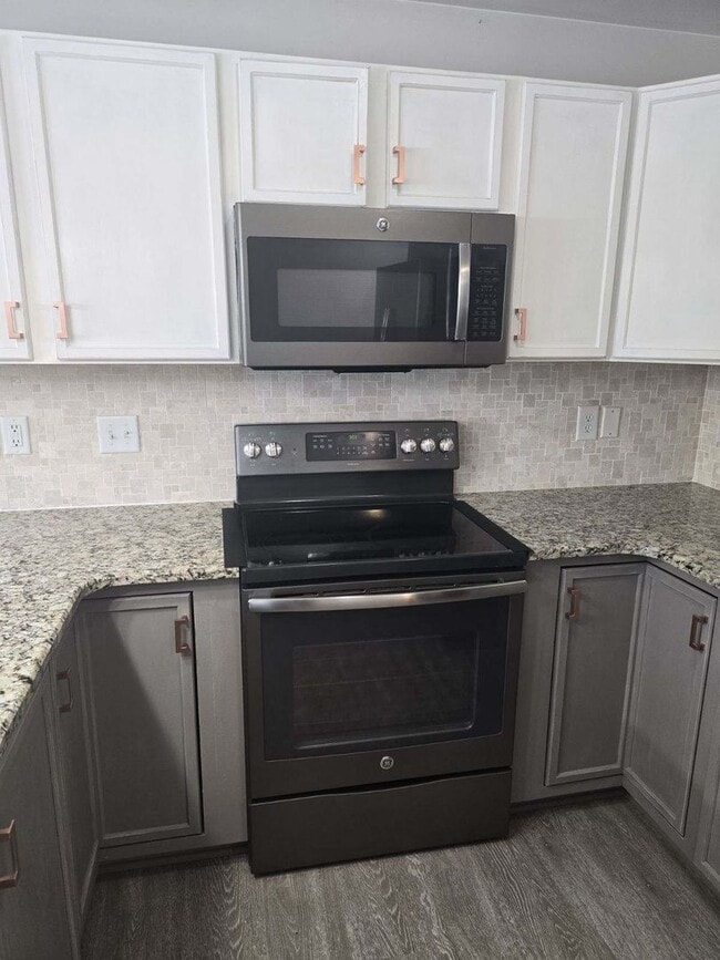 Building Photo - 3 BEDROOM 3 BATHROOM CONDO IN BELLEVILLE A...
