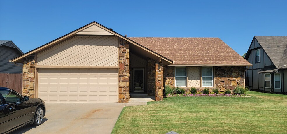 Building Photo - 1113 N Butternut Ave