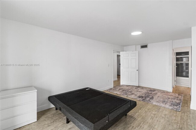 Building Photo - 1351 NE Miami Gardens Dr