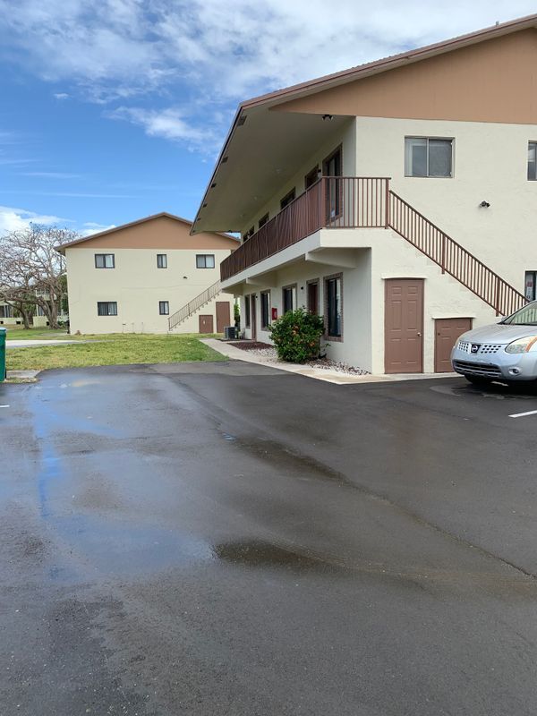 Building Photo - 1181 W River Dr