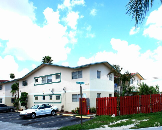 6911 - 6931 SW 19th St - Pembroke Manor Apartments