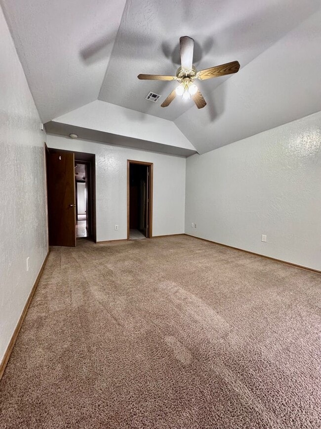 Building Photo - 2 bed, 2 bath, 2 car garage