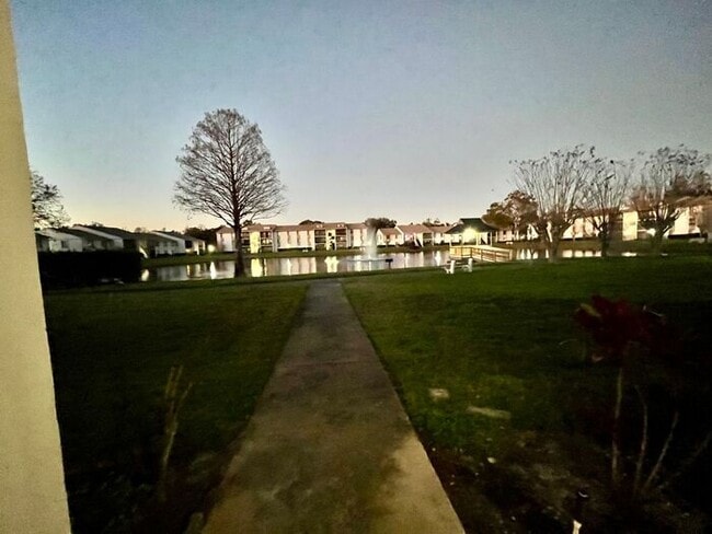 Building Photo - 1 Bedroom 2nd Floor Condo in East Orlando with Laminate Flooring and Scenic Balcony View!