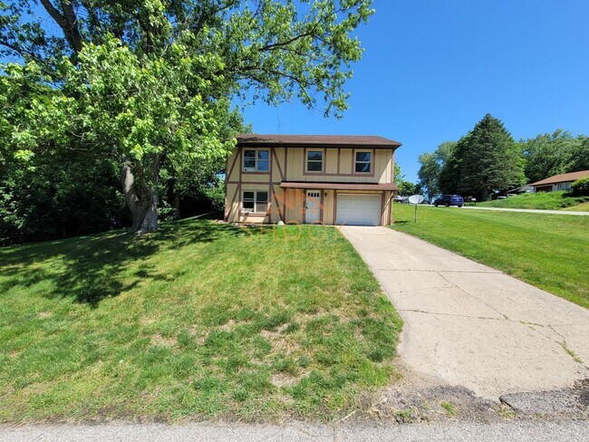 Building Photo - 3BR/2BA BI-LEVEL ON LAFAYETTE'S SOUTH SIDE