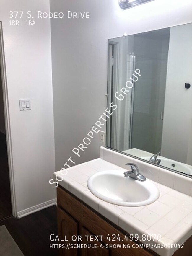 Building Photo - Centrally Located Gorgeous & Spacious 1 Bd...