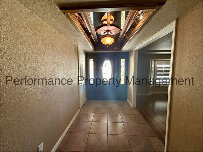 Building Photo - Charming 3 Bed/2 Bath in Porterville w/ RBP & $0 Deposit Option