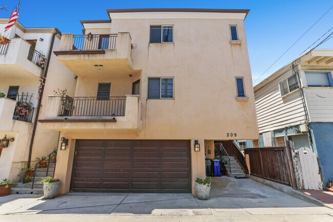 Building Photo - 209 Crest Dr