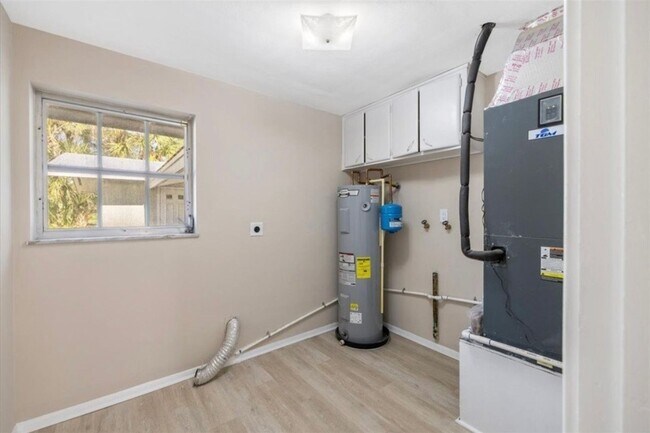 Building Photo - 2 Bedroom 2 Bath Pool Home for Rent