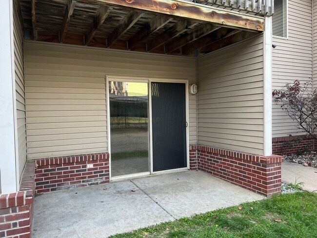 Building Photo - Downtown 2-Bdr 2-Bth Condo - First Floor -...