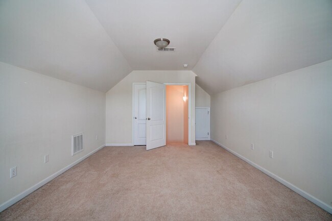 Building Photo - 4 BR/2 BA, 1 Car Garage, Charming Home in ...