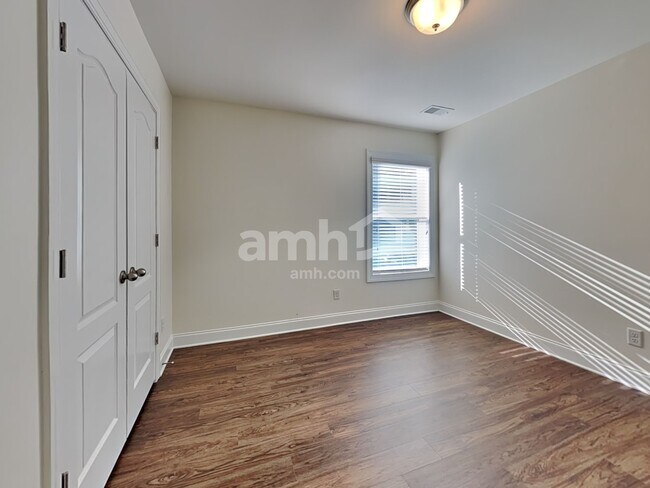 Building Photo - 111 Doral Blue Dr