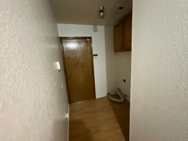 Building Photo - Spacious 3 bed, 2 bath, 2 living areas, 2 car garage