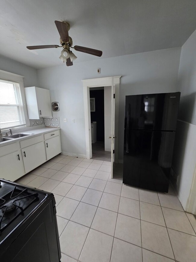 Building Photo - 1523 10th Ave