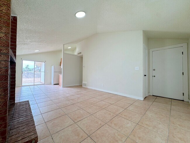 Building Photo - Northeast El Paso 2 bed Refrig A/C Duplex