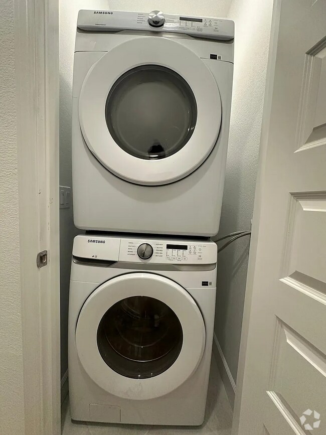 Building Photo - Next-Gen Unit(1 bedroom/ 1 bathroom) in Br...