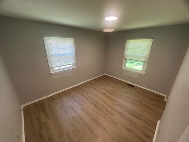 Building Photo - Spacious 3-Bedroom Home with Great Outdoor...