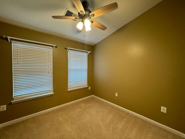 Building Photo - Spacious 3 Bed 3 Bath End-Unit Townhome Wi...