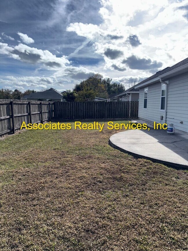 Building Photo - Willow Oak SW 3/2, a must see