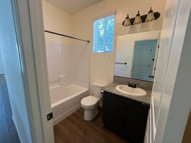 Building Photo - beautiful three bedroom home with sparkling pool in Visalia