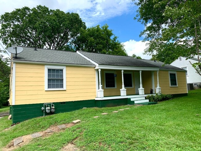 Building Photo - 2 Bedroom 1 Bath Duplex with Great Yard!  ...