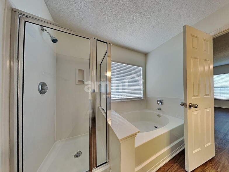 Building Photo - 5057 Thornton Dr