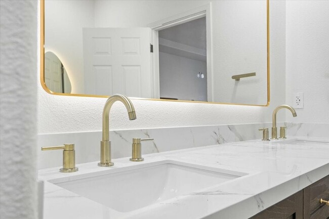 Building Photo - 302 Laurel Ct