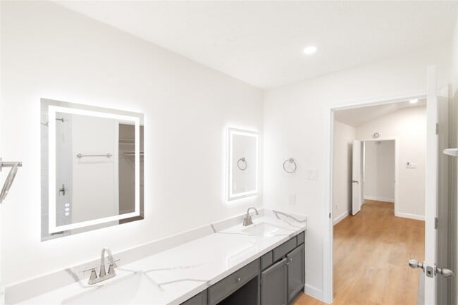 Building Photo - 15707 Amapola Dr