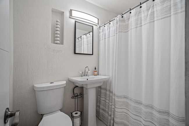 Building Photo - 2330 N Ocean Blvd