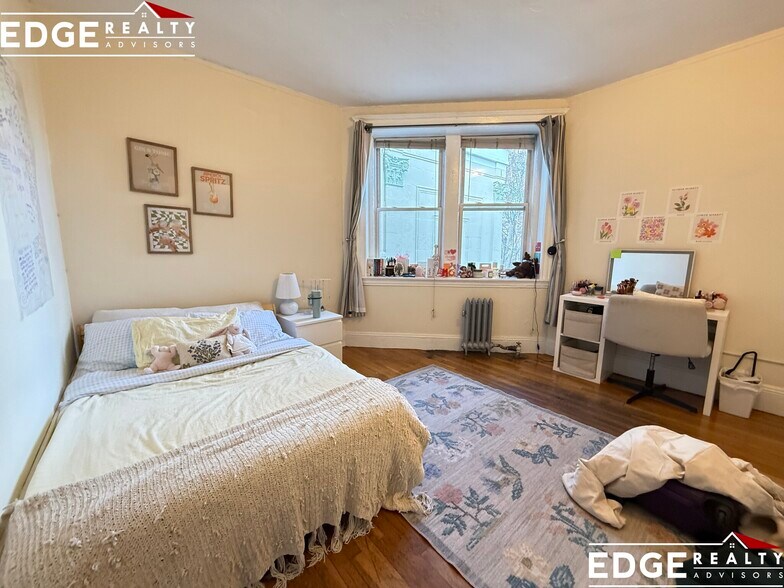 Building Photo - 74 Egmont St