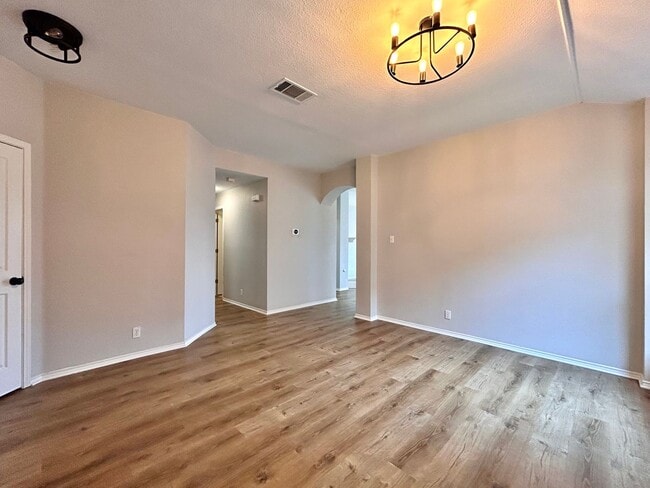 Building Photo - Move-In Ready 3/BR 2/BA Home Featuring Fireplace, Garage & Private Yard