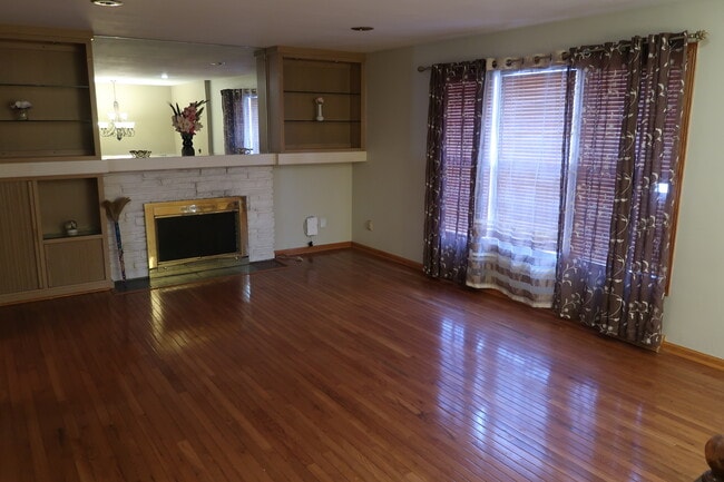 Building Photo - 1842 Gentian Dr SE