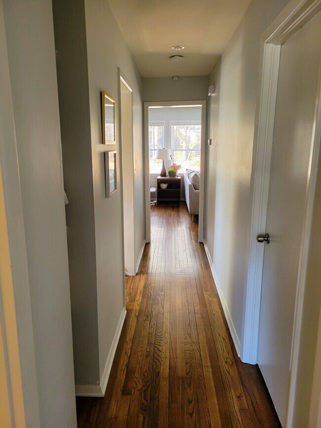 Building Photo - 1102 Greenbriar Cir