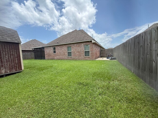 Building Photo - 908 Lakehaven Dr