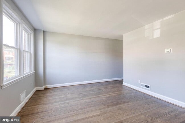 Building Photo - 633 Lucia Ave