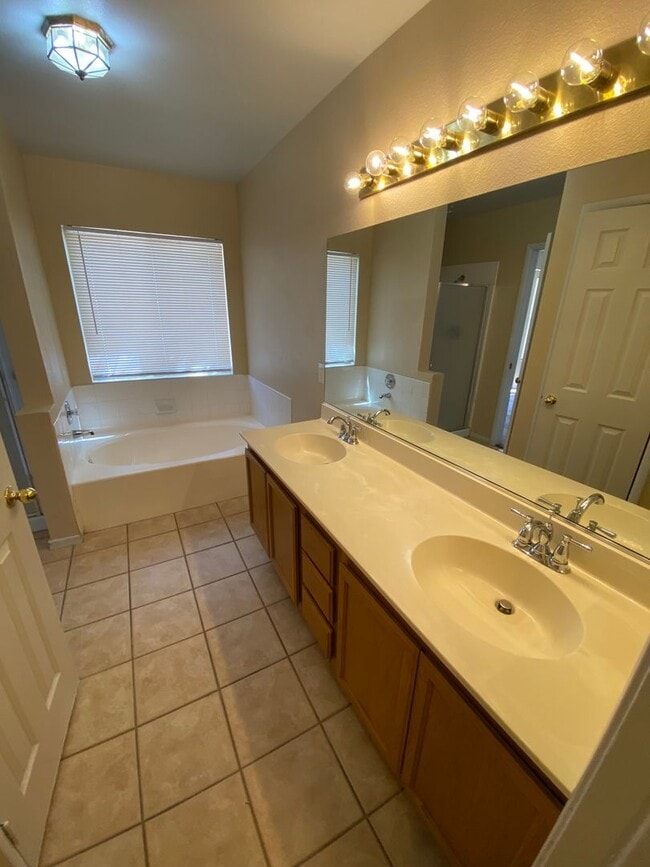 Building Photo - 3 bed, 2.5 bath, 3 car garage home in Nort...