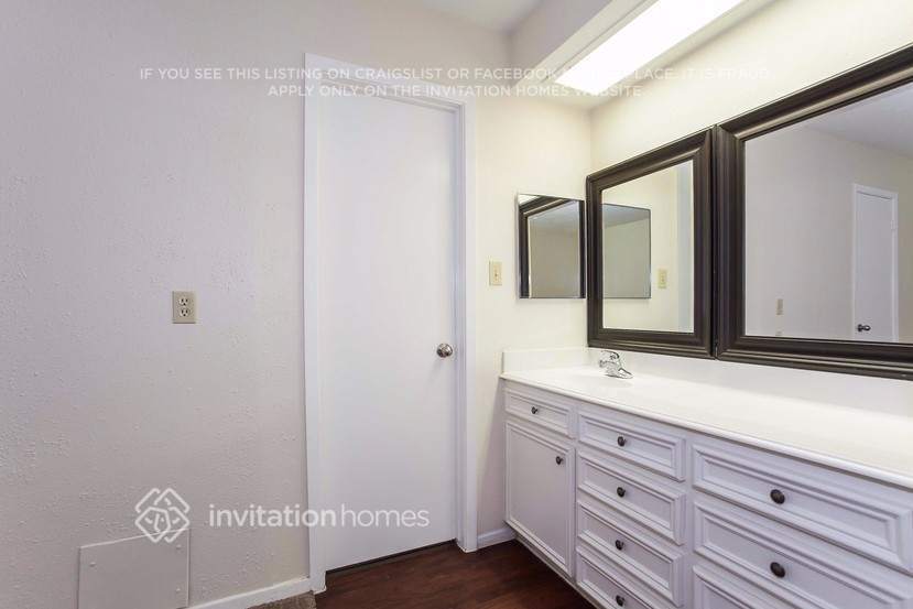 Building Photo - 16223 Barcelona Dr