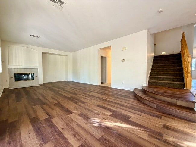 Building Photo - Lovely, large 4 bedroom