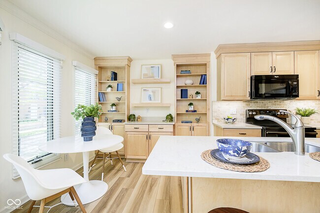 Building Photo - 592 E Vermont St