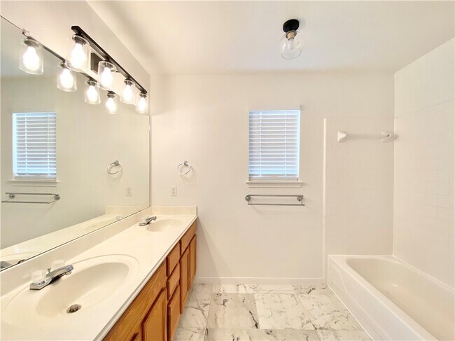 Building Photo - 811 Sonny Dr