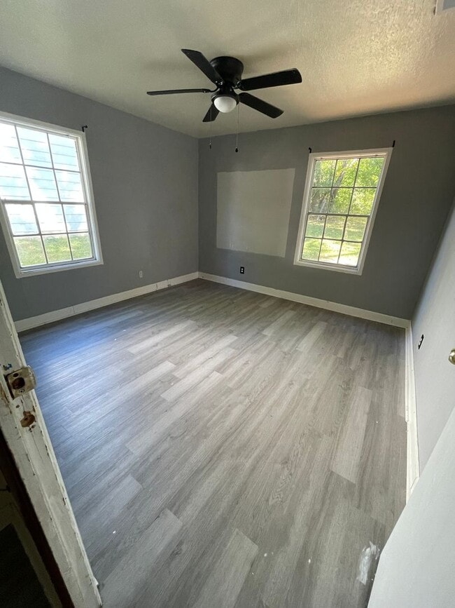 Building Photo - Cozy 2/1 Home