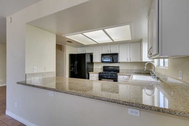 Building Photo - SUMMERLIN, SPACIOUS, 4 BED HOME WHITH A LARGE BACKYARD